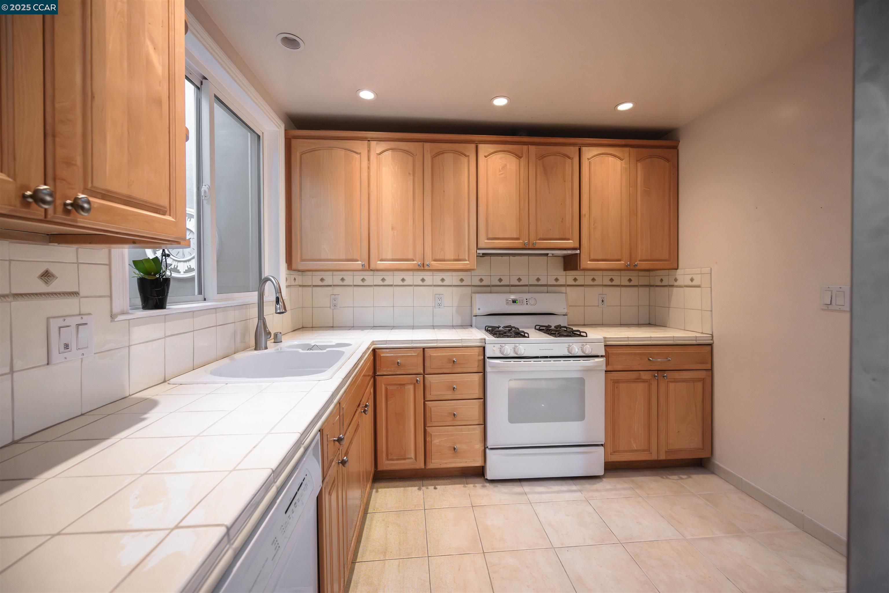 2624 Ortega Street San Francisco, CA 94122 - Photo 11 of 44