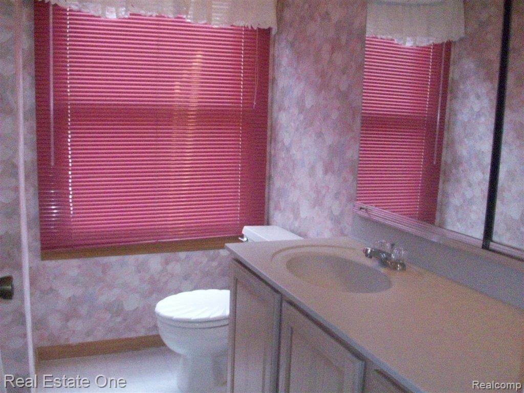 1155 Marquette Court Rochester, MI 48307 - Photo 9 of 15 MAIN BATH