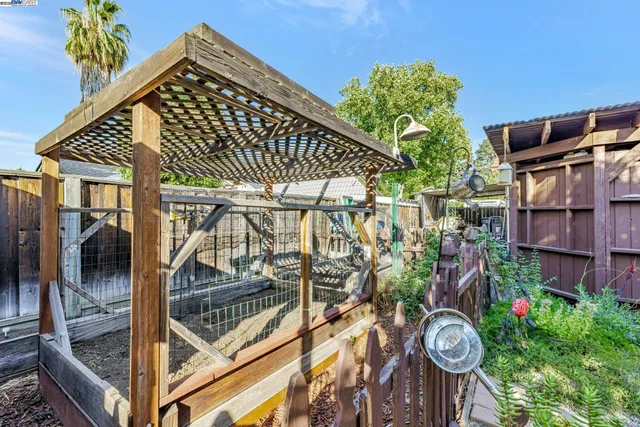a view of entryway with a front door