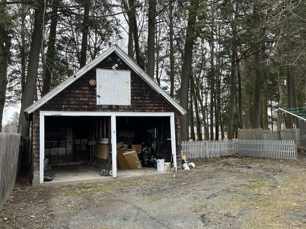 21 Cleveland Street Greenfield, MA 01301 - Photo 3 of 33