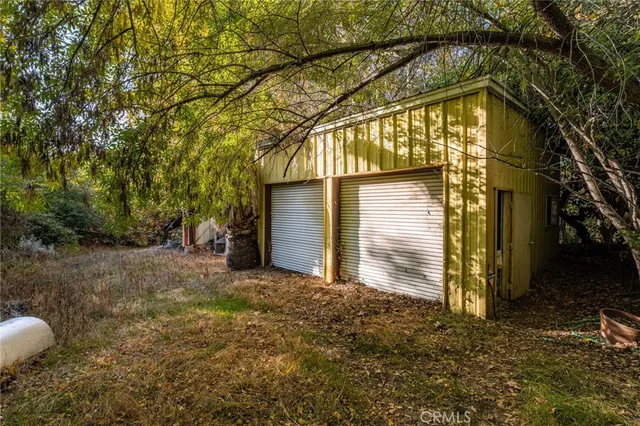 a view of a house with backyard