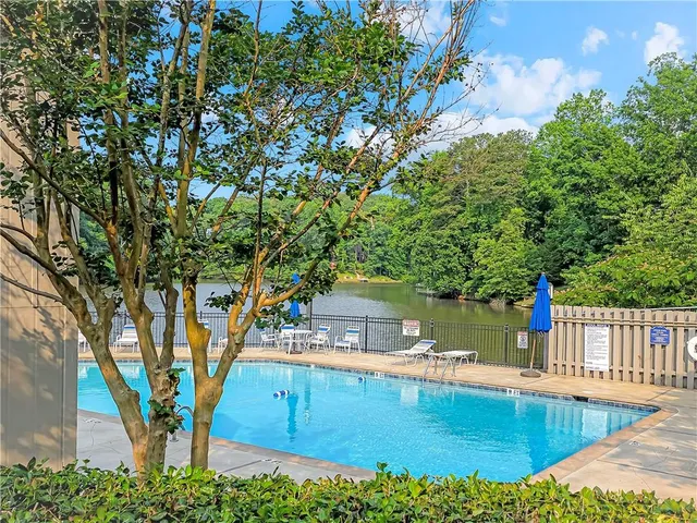 a view of a back yard