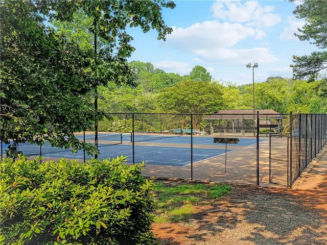 a view of a backyard