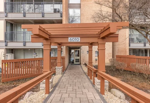 $1,650 | 6010 Oakwood Drive, Unit 5E, Lisle, IL 60532
