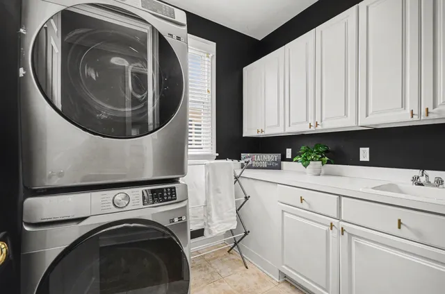 $1,137,000 | 10 Riverbank Drive, Beverly Hills, MI 48025