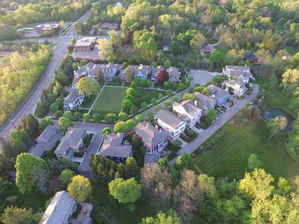 $1,099,000 | 10 Riverbank Drive, Beverly Hills, MI 48025