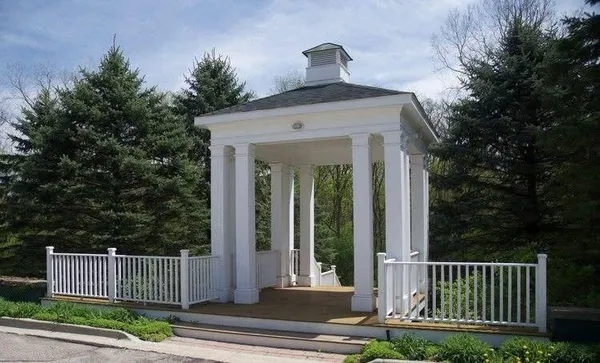 $1,099,000 | 10 Riverbank Drive, Beverly Hills, MI 48025