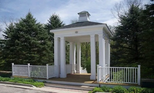 $1,137,000 | 10 Riverbank Drive, Beverly Hills, MI 48025