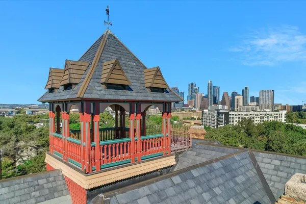 a view of a small sitting area with furniture and garden