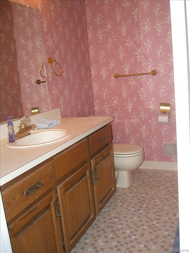 15187 Raphael Terrace Warren, MI 48088 - Photo 12 of 14 Bath #2