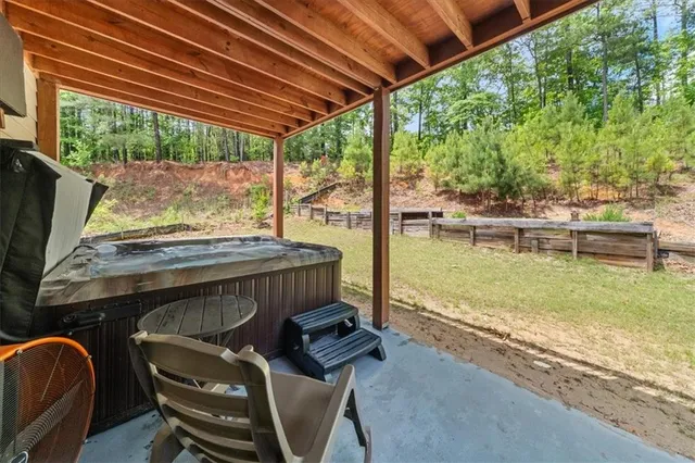 a view of a house with backyard