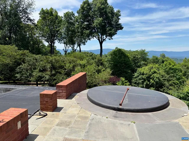 a view of a backyard with fountain