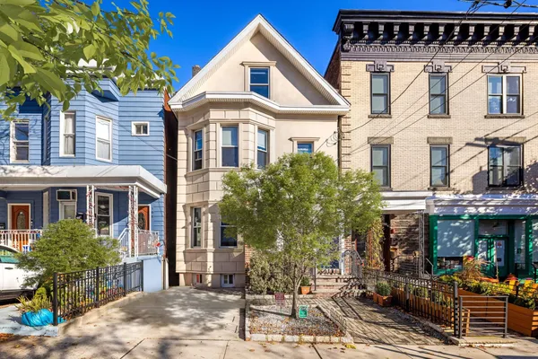 $3,675 | 104 Oak Street, Unit 1, Weehawken, NJ 07086