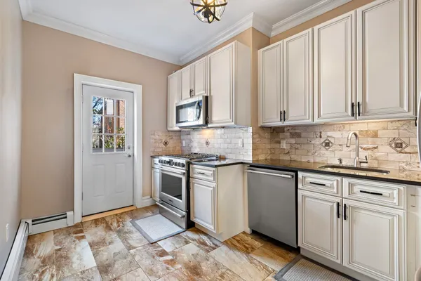 $3,675 | 104 Oak Street, Unit 1, Weehawken, NJ 07086