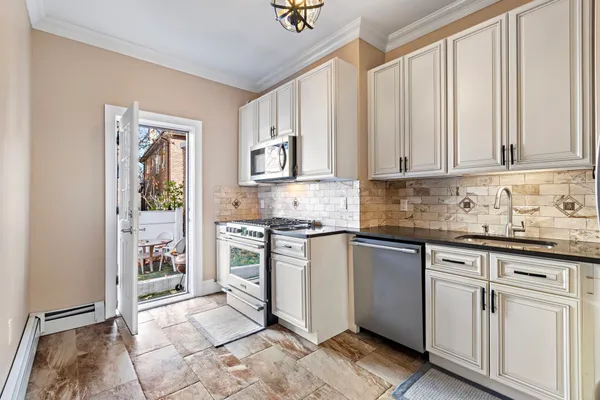 $3,675 | 104 Oak Street, Unit 1, Weehawken, NJ 07086