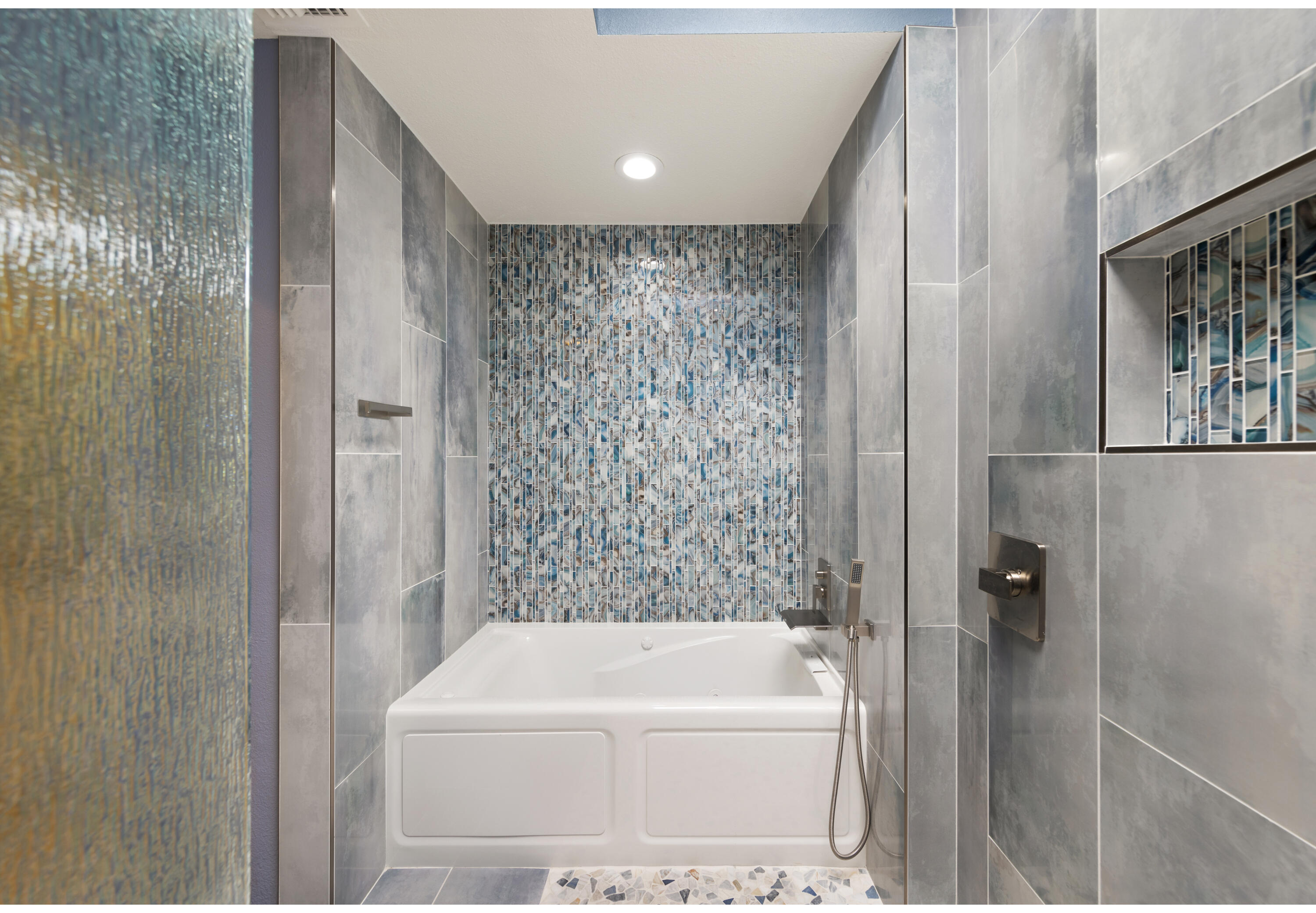 836 Inverness Drive Rancho Mirage, CA 92270 - Photo 11 of 29 a bathroom with a bathtub and shower