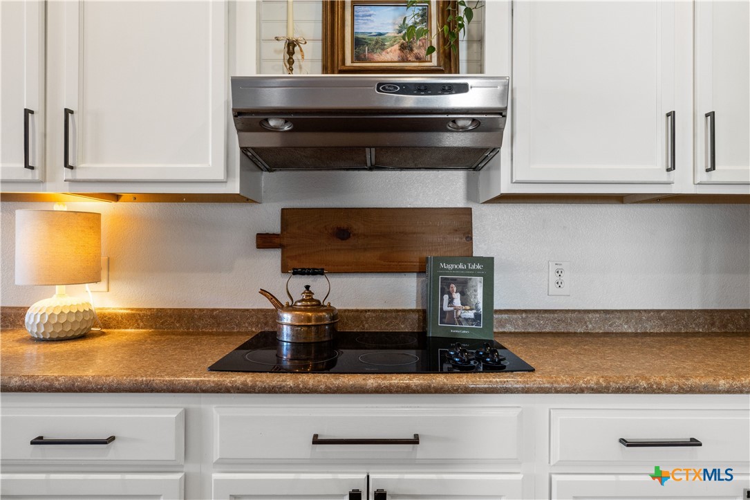 723 Tumbleweed Trail Temple, TX 76502 - Photo 15 of 38 a kitchen with granite countertop cabinets and a stove