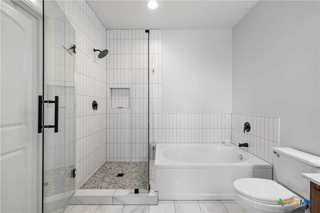 723 Tumbleweed Trail Temple, TX 76502 - Photo 20 of 38 a bathroom with a bathtub and a shower