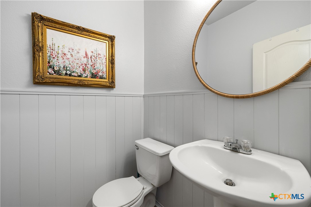 723 Tumbleweed Trail Temple, TX 76502 - Photo 27 of 38 a bathroom with a toilet and a sink