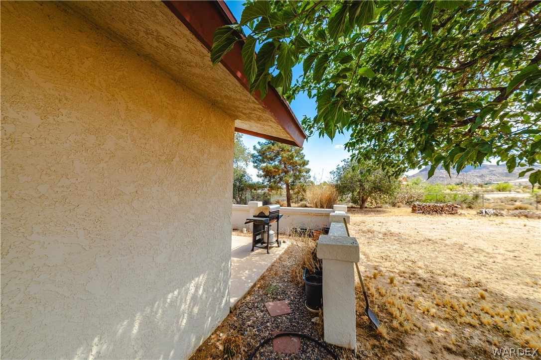 2100 East Valley View Road Kingman, AZ 86409 - Photo 40 of 53 Exterior patio with stucco finish and a concrete slab