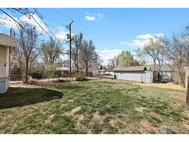 a view of a yard with a house