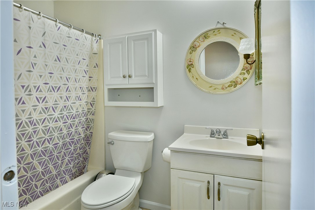 234 Howland Wilson Road Northeast Warren, OH 44484 - Photo 14 of 37 Full bath with vanity and shower / tub combo