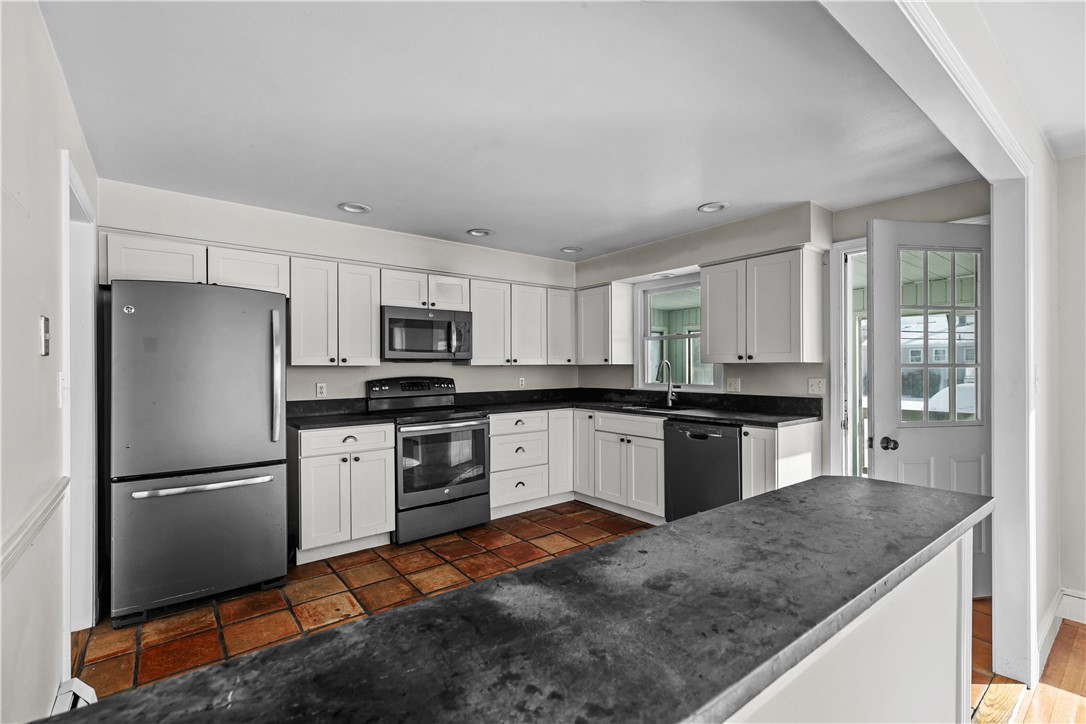 19 Chartier Circle Newport, RI 02840 - Photo 10 of 23