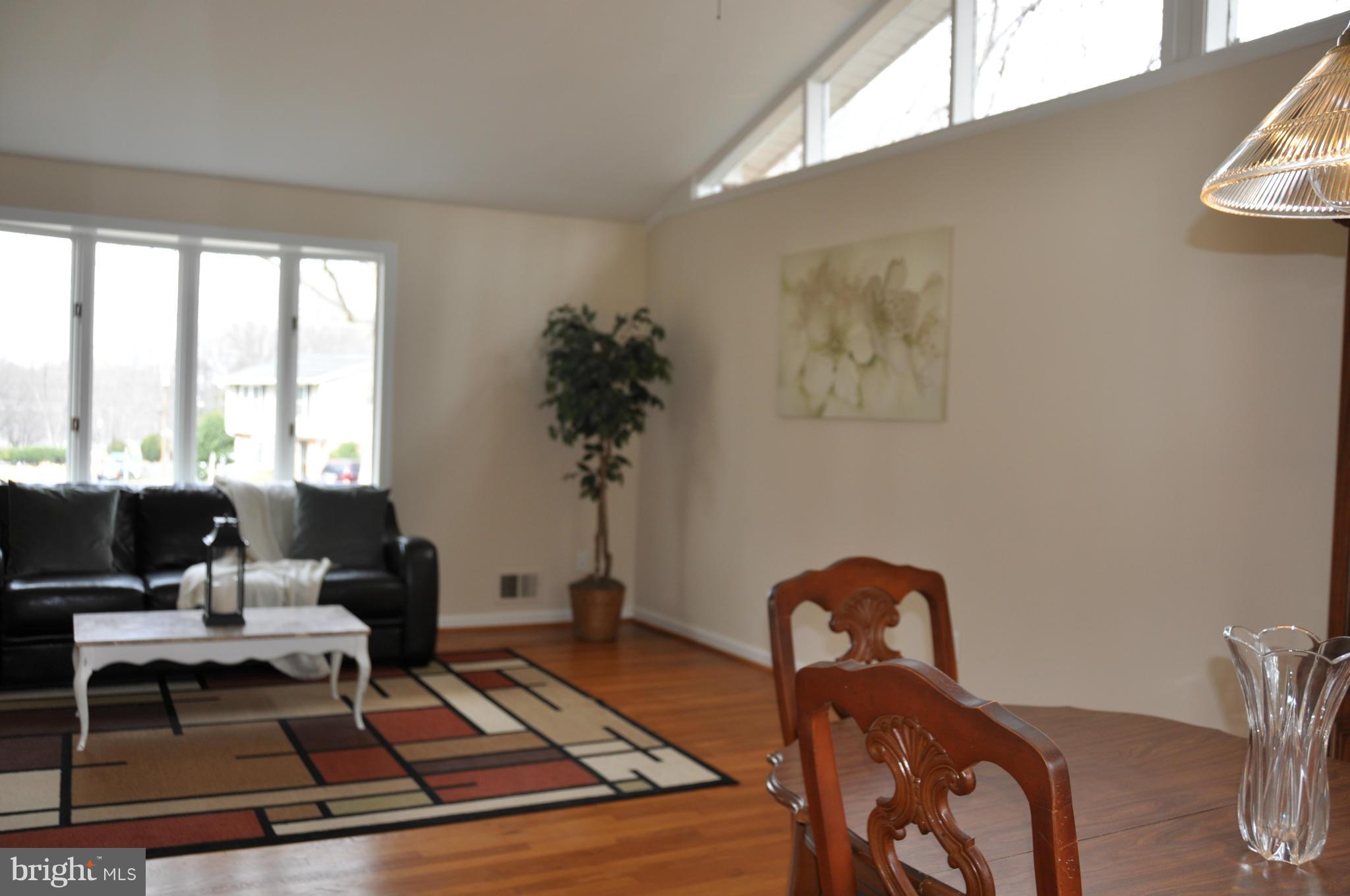 8621 Clydesdale Road Springfield, VA 22151 - Photo 4 of 27 Living Room