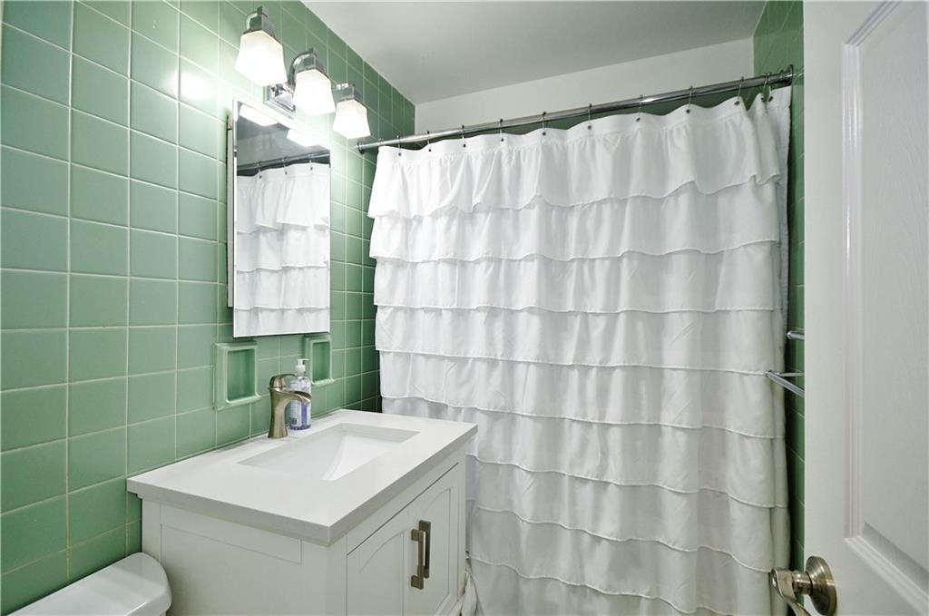 4625 Fifth Avenue, Unit 202 Pittsburgh, PA 15213 - Photo 28 of 32 Hall bathroom with tub/shower.