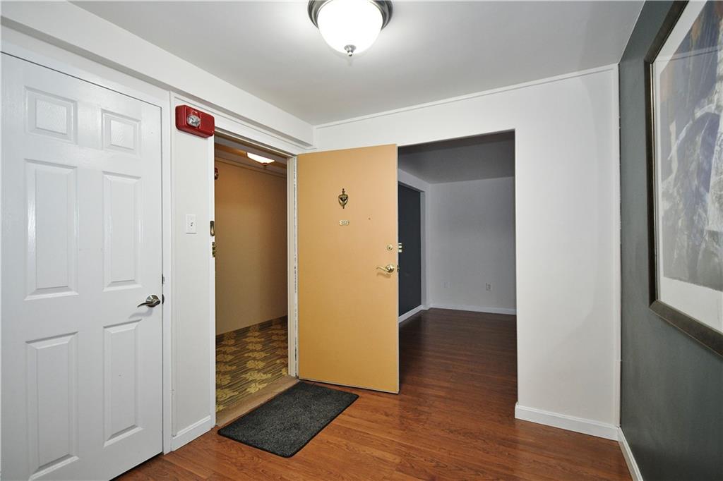 4625 Fifth Avenue, Unit 202 Pittsburgh, PA 15213 - Photo 4 of 32 This unit is move in ready! Large entry.