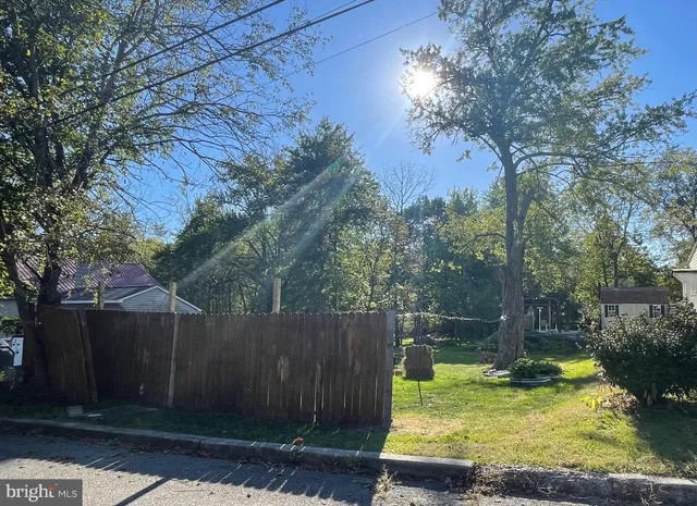 a view of a back yard