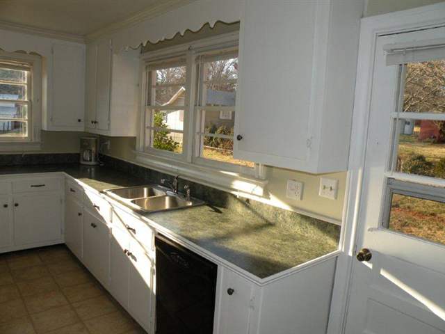 79 Tanyard Road Greenville, SC 29609 - Photo 9 of 19