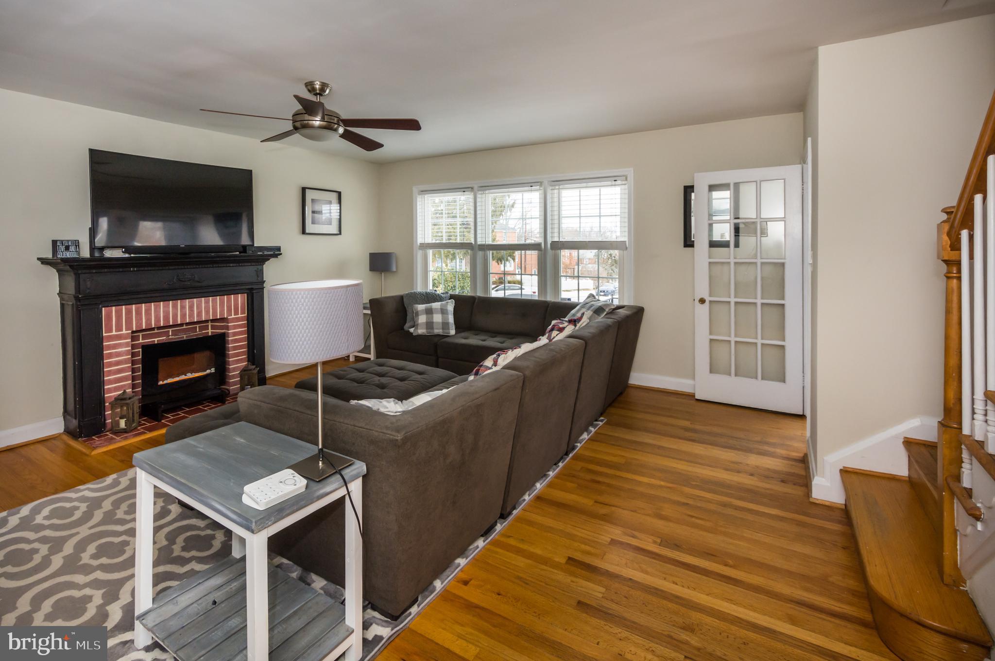 1611 Loch Ness Road Towson, MD 21286 - Photo 4 of 27 Living room