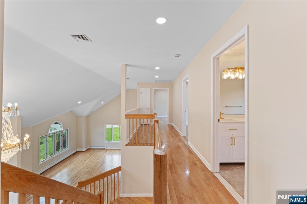 606 Mill Run Paramus, NJ 07652 - Photo 10 of 10 Gallery Image 10
