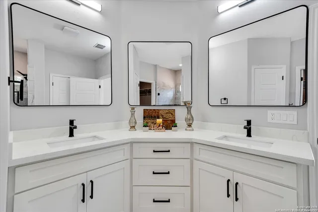 $515,000 | 506 East Cr 6868, Natalia, TX 78059