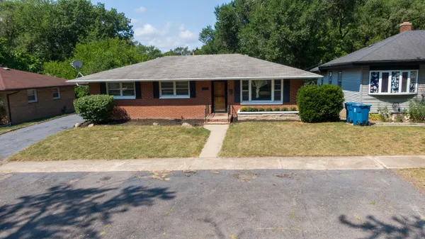 a view of a house with yard and plants