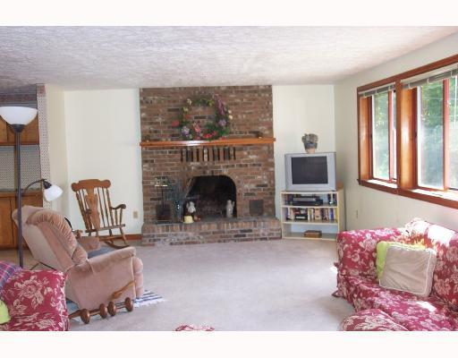 118 W Road Pittsburgh, PA 15209 - Photo 2 of 8 Living Room.