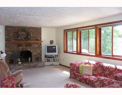 118 W Road Pittsburgh, PA 15209 - Photo 8 of 8 Living Room.
