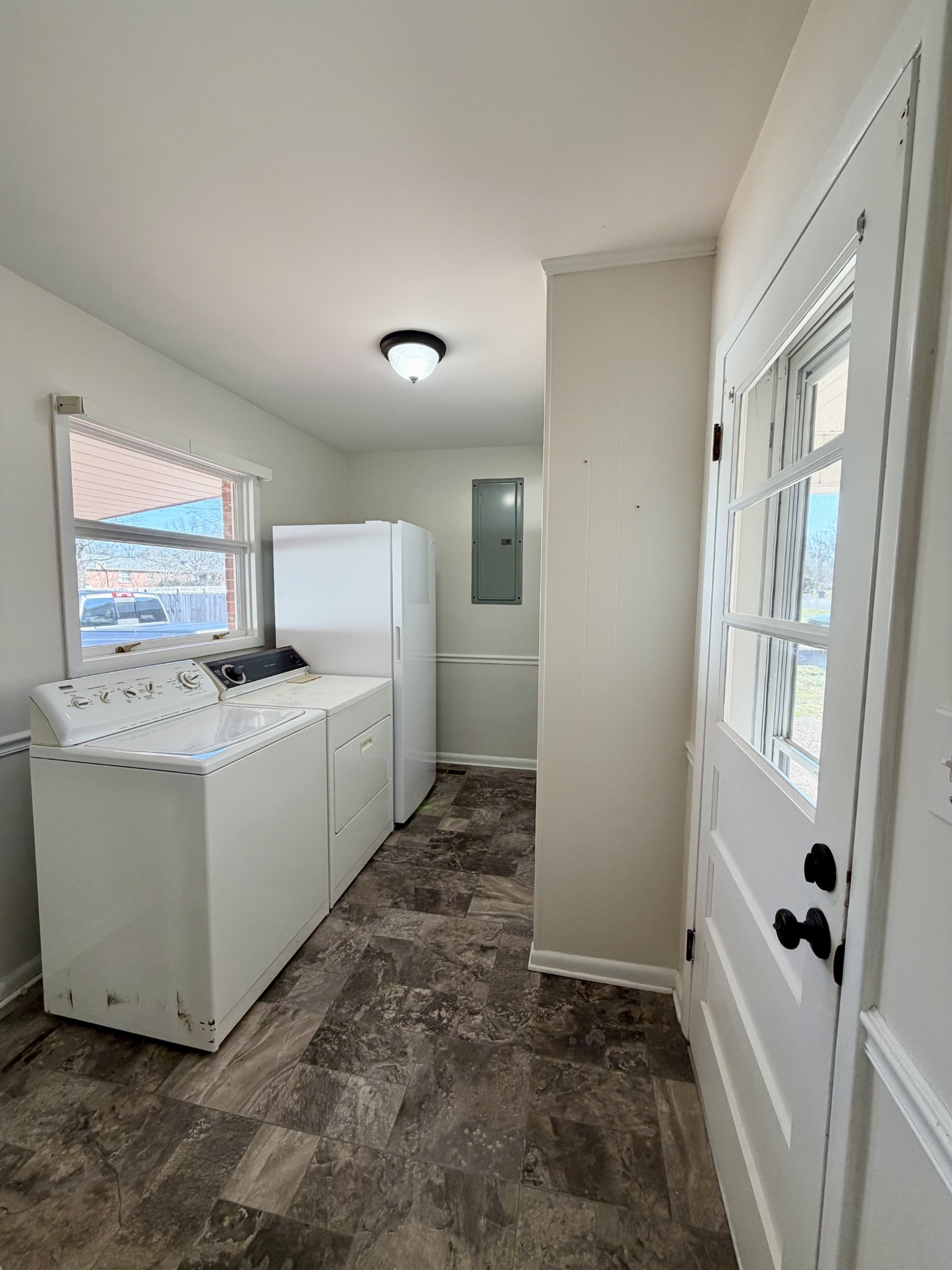 422 7th Street Lawrenceburg, TN 38464 - Photo 10 of 25 a room with a washer and dryer