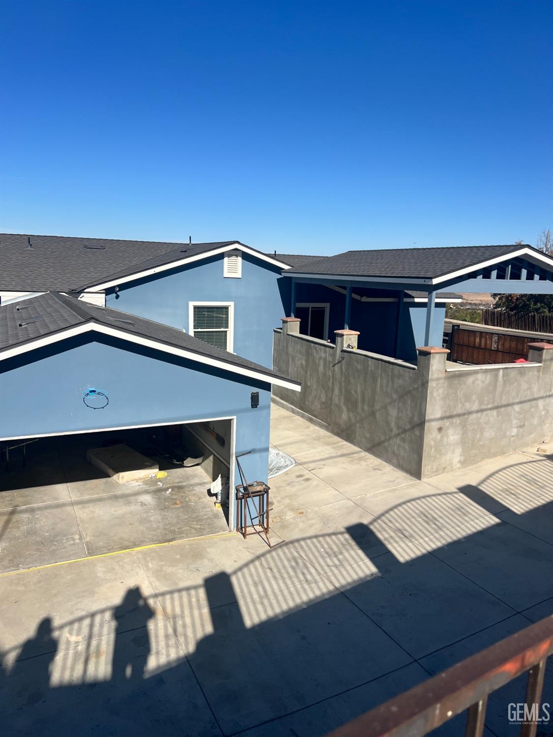 Undisclosed Address Taft, CA 93268 - Photo 3 of 10 a living room with furniture