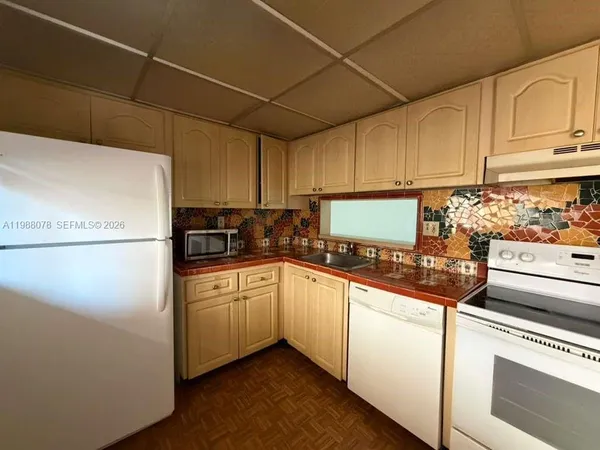 a view of a big room with closet and windows