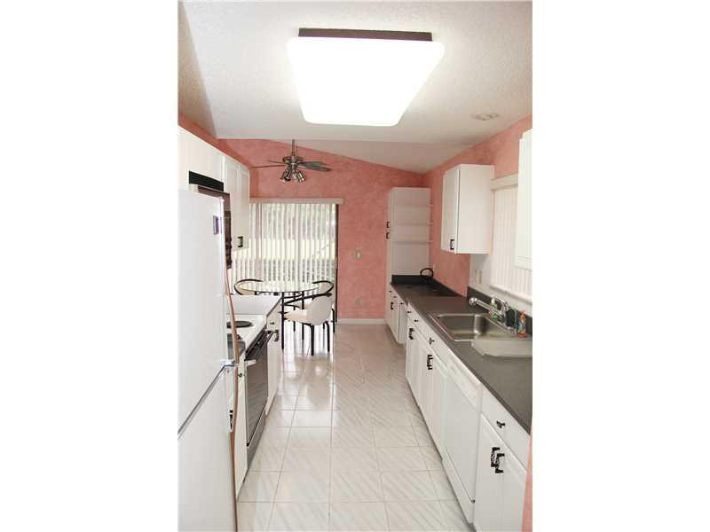 11210 Cloverleaf Circle Boca Raton, FL 33428 - Photo 4 of 20 Kitchen