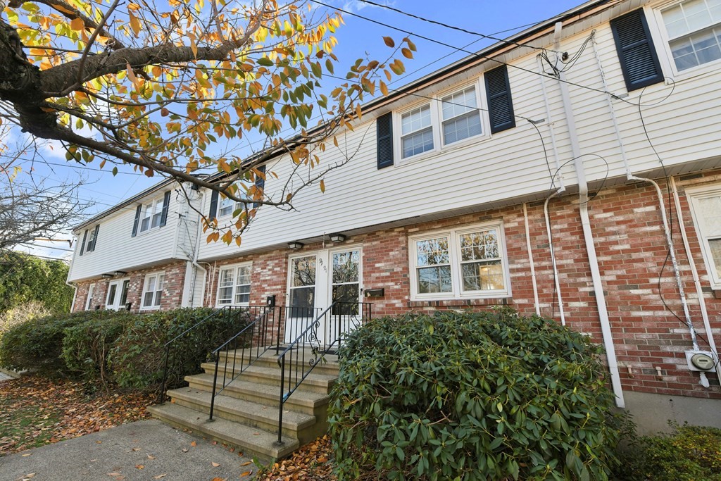 97 Durham Road, Unit 97 Dedham, MA 02026 - Photo 3 of 23 Gallery Image 3