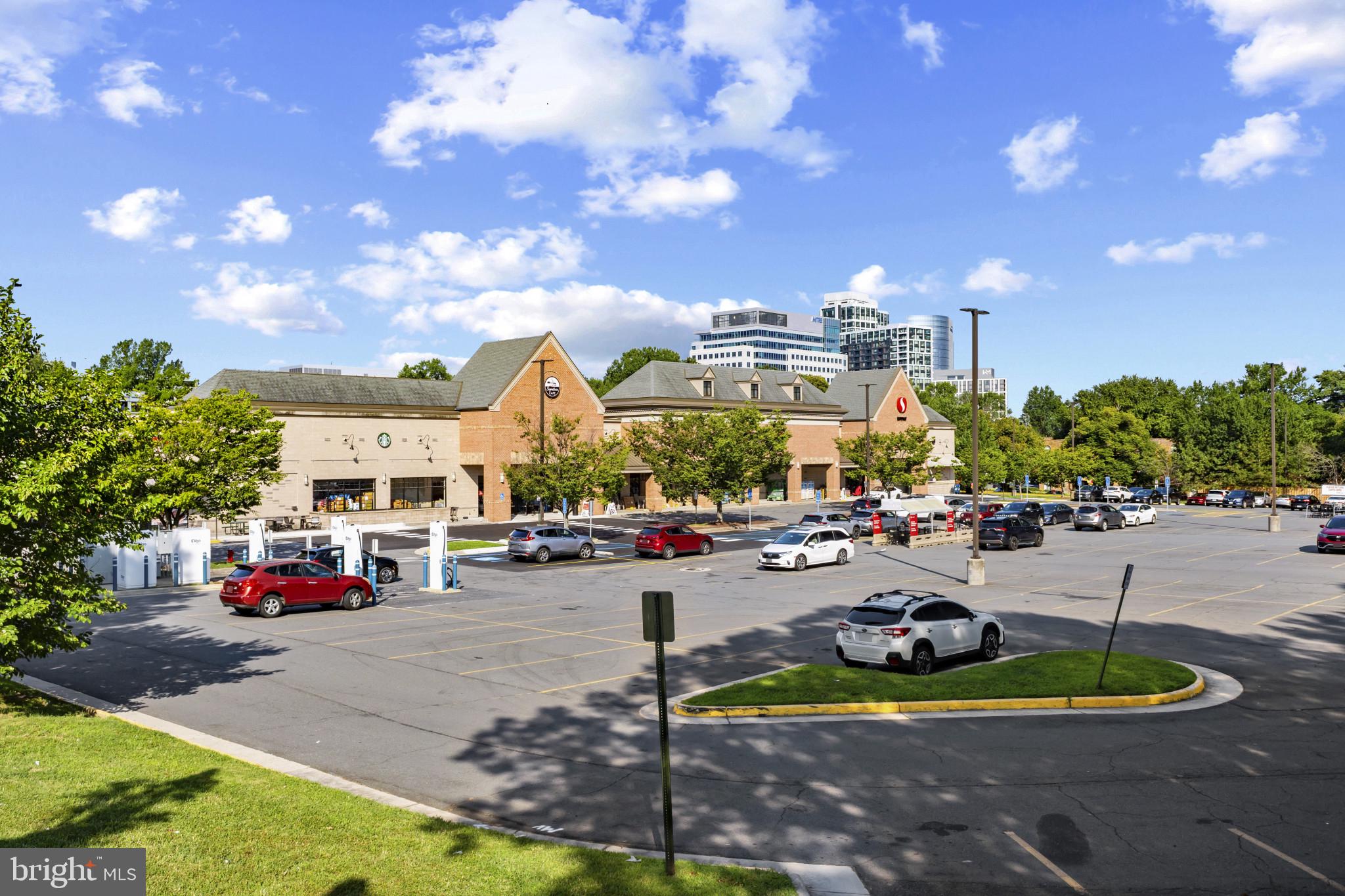 1808 Westwind Way, Unit 79 McLean, VA 22102 - Photo 9 of 24 a view of a fountain in front of the house