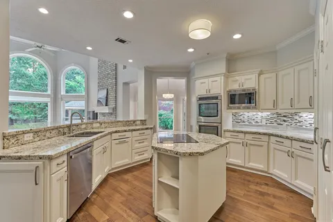$1,100,000 | 168 West Shadowpoint Circle, The Woodlands, TX 77381
