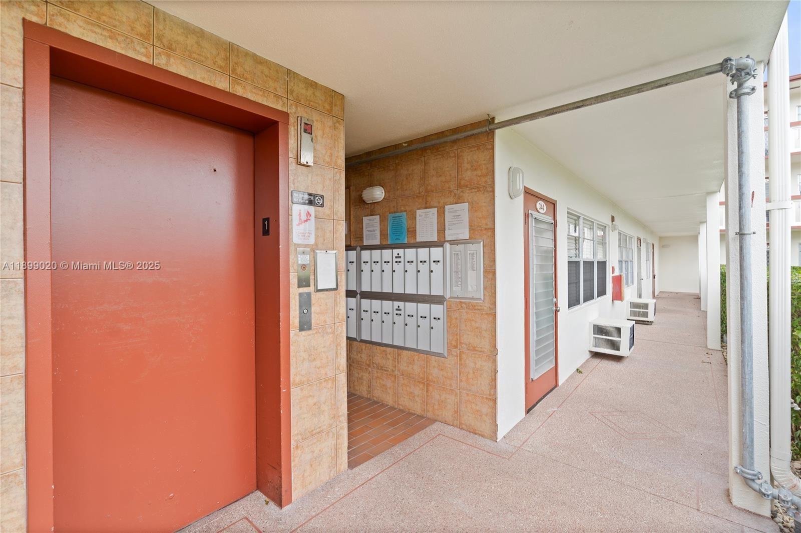 365 Brighton I, Unit 365 Boca Raton, FL 33434 - Photo 15 of 21 a view of living room with furniture