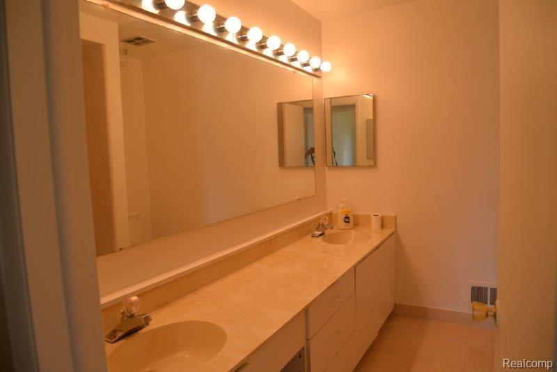 29651 North Rutherland Street Southfield, MI 48076 - Photo 13 of 18