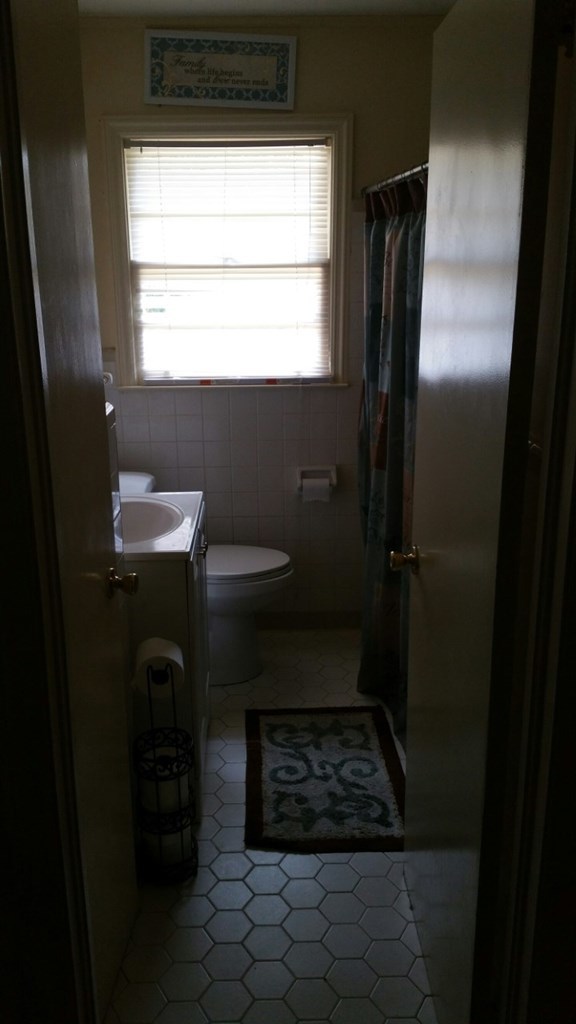 2047 Knightsbridge Road Macon, GA 31211 - Photo 5 of 9 a bathroom with a sink a toilet and a shower