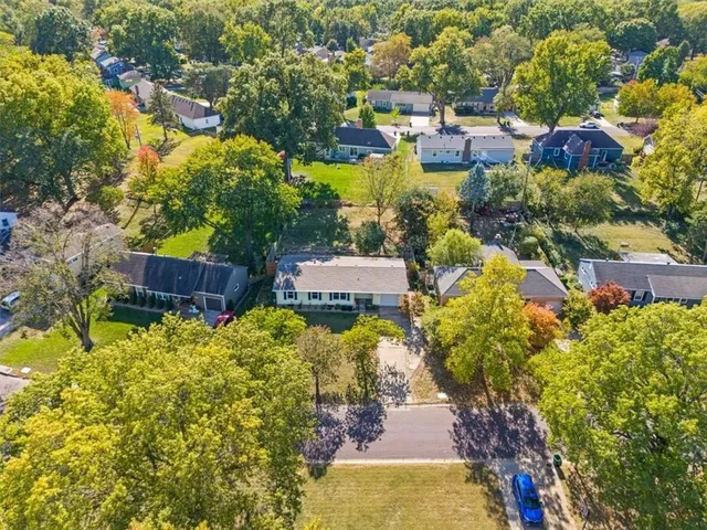 $320,000 | 9520 Grandview Drive, Overland Park, KS 66212