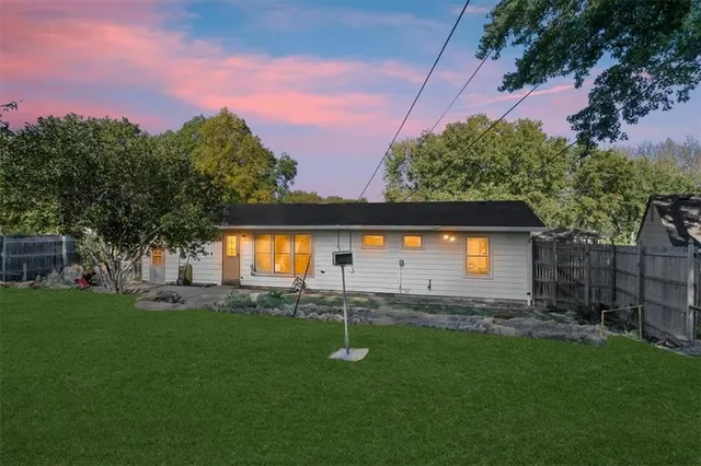 $320,000 | 9520 Grandview Drive, Overland Park, KS 66212